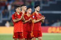 آزمون ؛ تصویر از سردار آزمون در کنار لئوناردو پارادس ستاره آرژانتینی رم