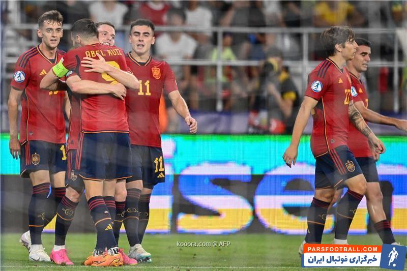 اسپانیا ؛ تمرین بازیکنان اسپانیا با کفش های کتانی