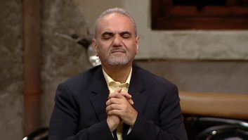 خیابانی : خانم وحید شما زری بپوشید اطلسی بپوشید برای من همون کنگر فروشی!