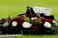 بابی ؛ حمل تاج گل از سوی فرناندز برای ادای احترام به بابی چارلتون فقید