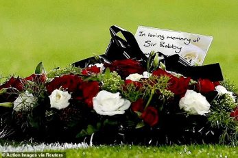 بابی ؛ حمل تاج گل از سوی فرناندز برای ادای احترام به بابی چارلتون فقید