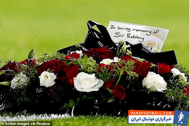 بابی ؛ حمل تاج گل از سوی فرناندز برای ادای احترام به بابی چارلتون فقید