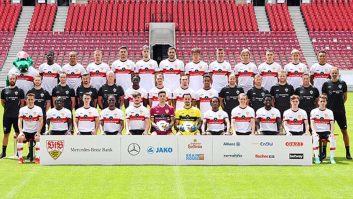 بوندسلیگا ؛ جشن برد دسته جمعی بازیکنان اشتوتگارت پس از برد برابر کلن