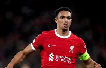 آرنولد ؛ نجات پیدا کردن آرنولد بازیکن لیورپول از حادثه رانندگی