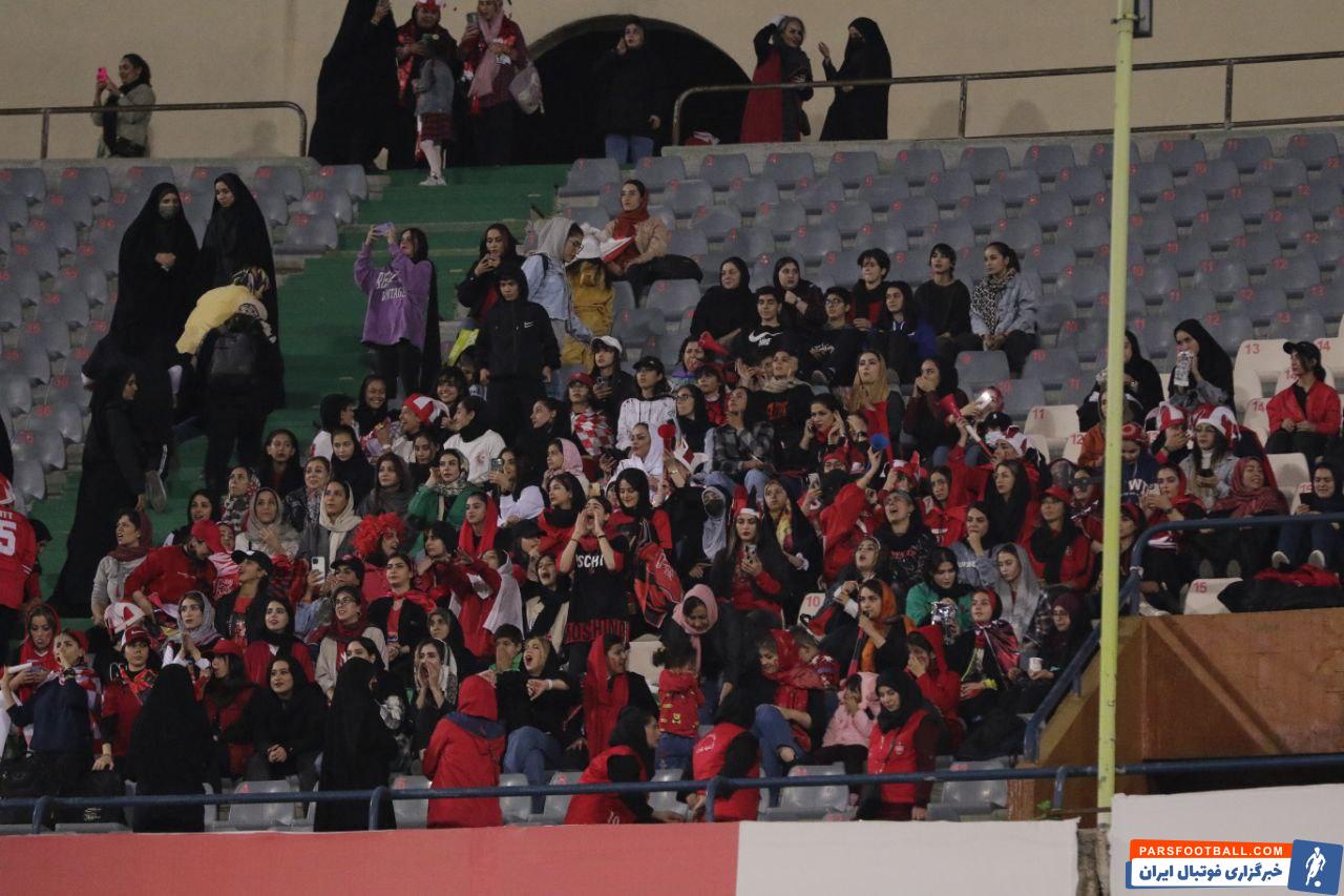 پرسپولیس ؛ شور و شوق بانوان طرفدار پرسپولیس روی سکو های ورزشگاه آزادی