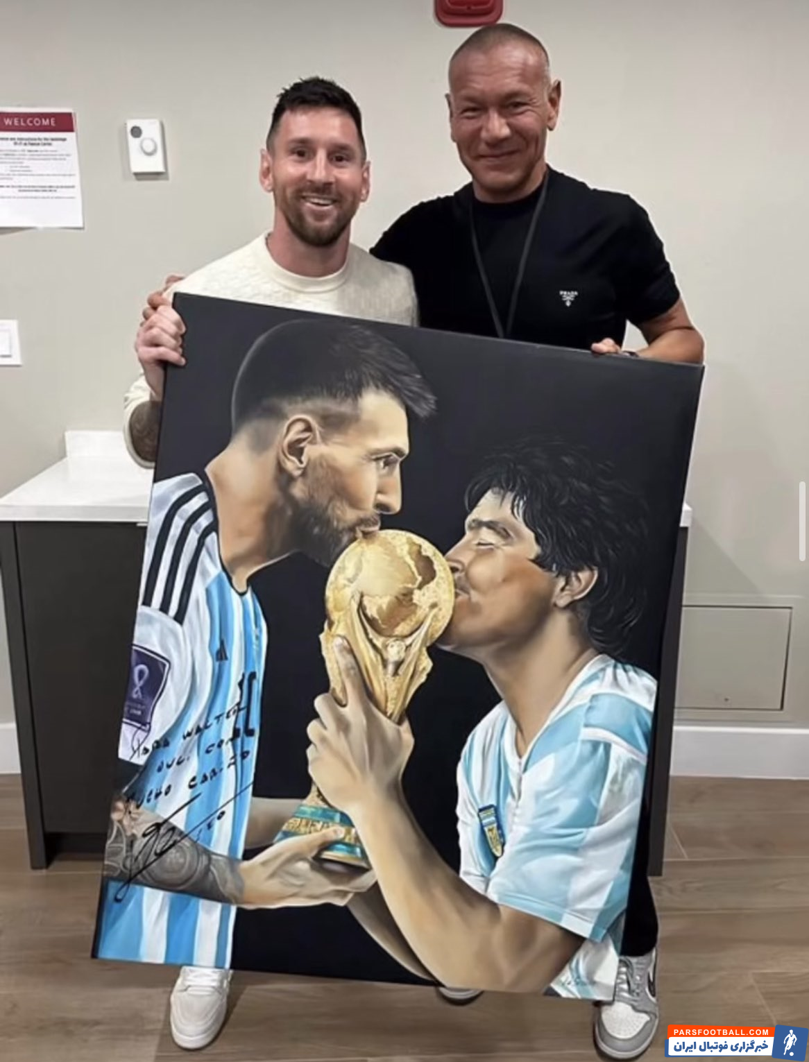 مسی ؛ هدیه تابلوی نقاشی با تصاویر لیونل مسی و دیگر مارادونا والتر کلم به مسی