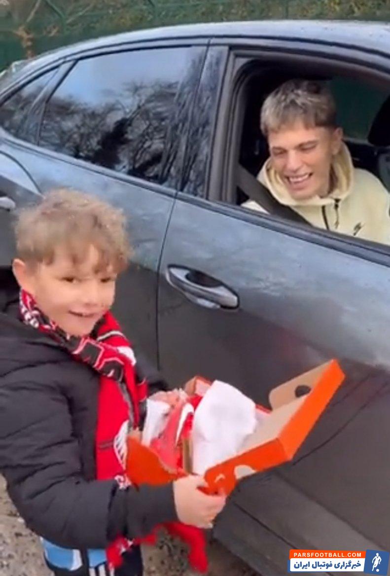 گارناچو و اهدای کفش هایش به هوادار خردسال منچستریونایتد