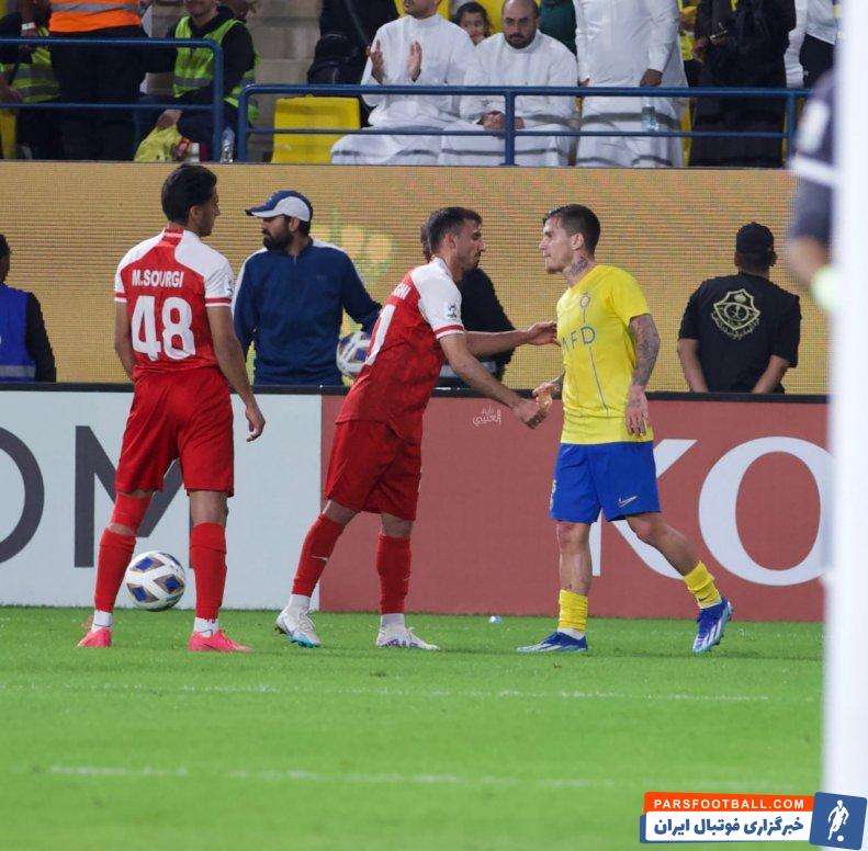 اوتاویو ؛ برخورد گرم اوتاویو ستاره النصر با بازیکنان پرسپولیس در پایان بازی 
