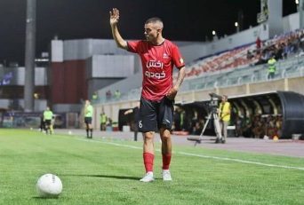 آلوز ؛ لگد پرانی آلوز به بطری ها خارج از زمین پس از اخراج برابر نساجی