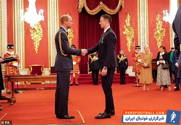 اونز ؛ اهدای نشان امپراتوری بریتانیا به اونز به خاطر 106 بازی ملی برای ایرلند شمالی