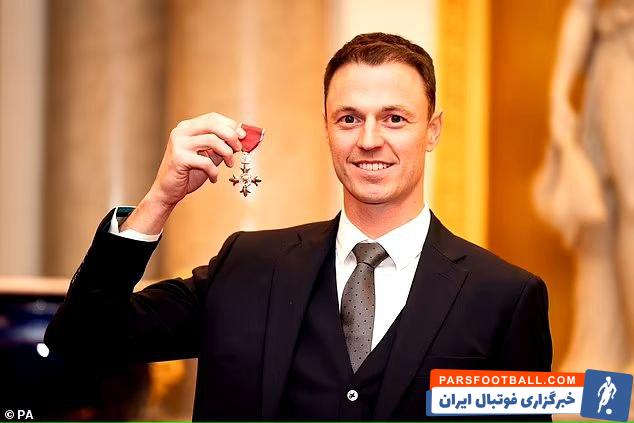 اونز ؛ اهدای نشان امپراتوری بریتانیا به اونز به خاطر 106 بازی ملی برای ایرلند شمالی