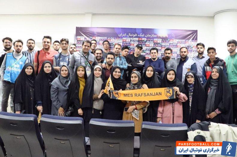 الهامی ؛ عکس یادگاری خبرنگاران رفسنجانی با ساکت الهامی در نشست خبری