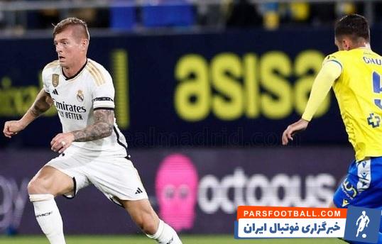 رئال مادرید ؛ تونی کروس و اهدای پیراهنش به یکی از هواداران در دیدار برابر کادیز