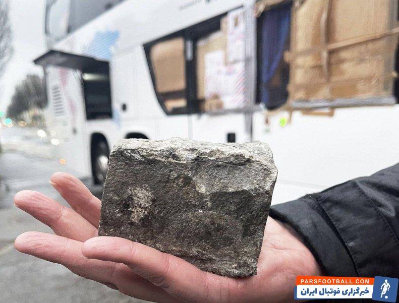 برست ؛ حمله هواداران مون پلیه به اتوبوس هواداران برست با سنگ 
