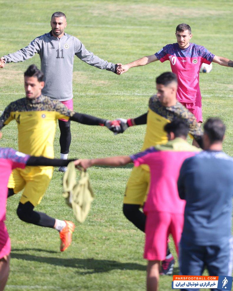 سپاهان ؛ اجرای بازی عمو زنجیرباف در تمرین سپاهان 