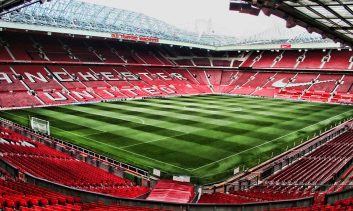 منچستریونایتد ؛ تبلیغ شرکت ایزوگام چاکترید با اشاره به "سقف سوراخ" و "دفاع سوراخ"