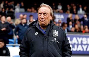 منچستریونایتد ؛ نیل وارناک، سرمربی انگلیسی : تن هاخ پول یونایتد را هدر داده است