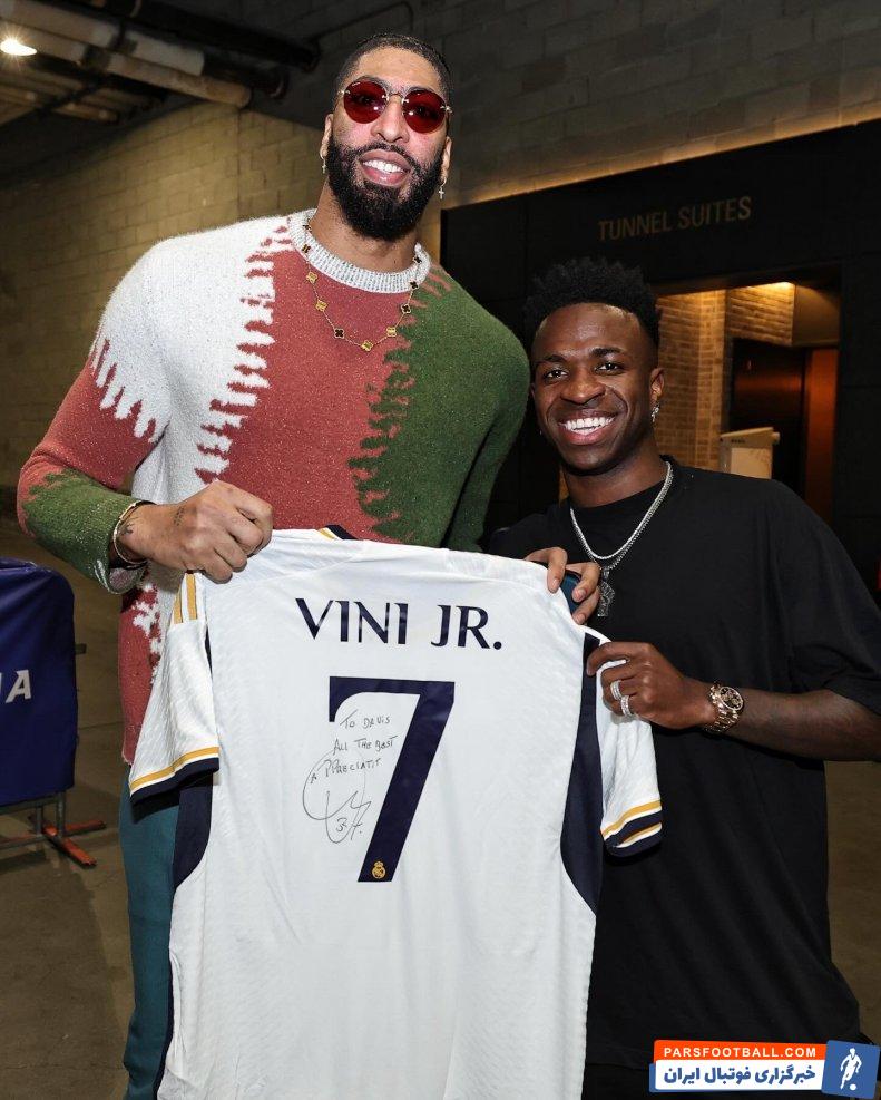 کریسمس ؛ اهدای پیراهن لس آنجلس لیکرز به وینسیوس بازیکن رئال مادرید