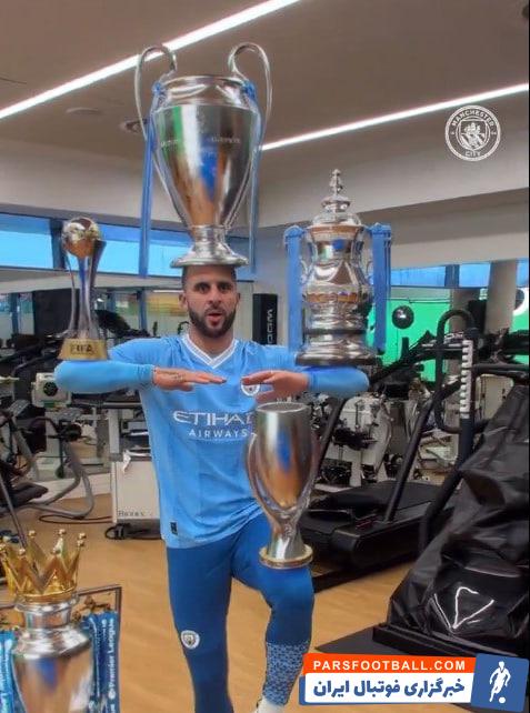 منچسترسیتی ؛ عکس یادگاری کایل واکر با 5 جام منچسترسیتی در سال 2023 