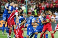 آتش بازی هواداران استقلال و پرسپولیس در ورزشگاه آزادی