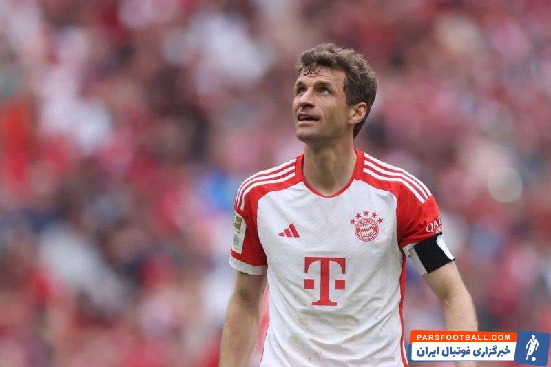 مولر ؛ مصاحبه توماس مولر با خبرنگار با به سر داشتن کلاه بابانوئل