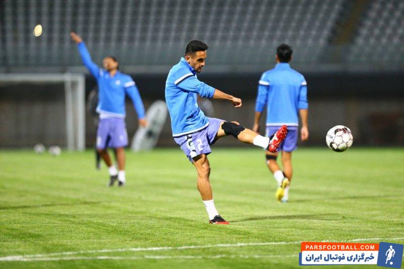 گل گهر ؛ سید ابوالفضل رزاق‌پور بازیکن گل گهر برابر تیم سابقش تراکتور 