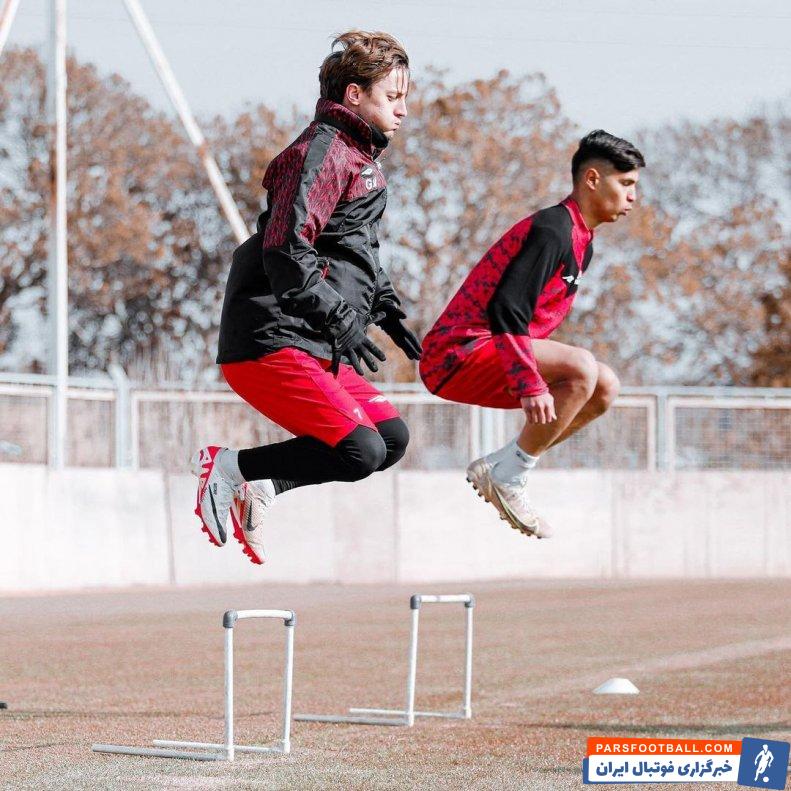 واگنین ؛ گوستاوو واگنین با شلوار، دستکش و گردنبند در تمرین تراکتور