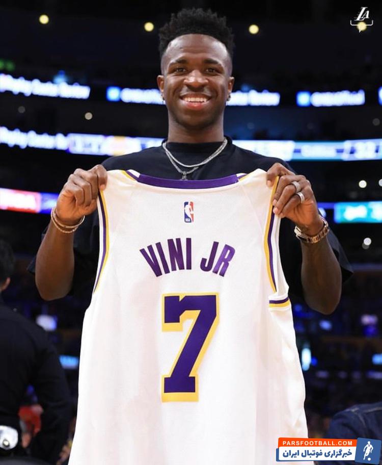 کریسمس ؛ اهدای پیراهن لس آنجلس لیکرز به وینسیوس بازیکن رئال مادرید