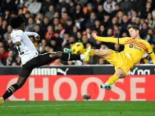 بارسلونا ؛ توهین های ژاوی به لواندوفسکی به خاطر فرصت سوزی