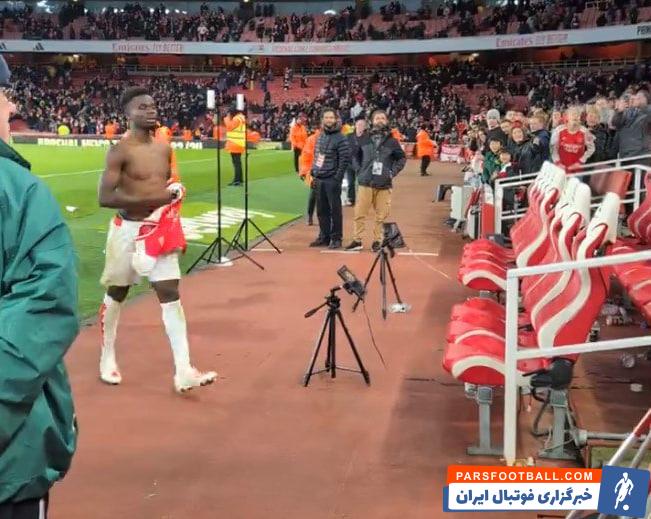 آرسنال ؛ بوکایو ساکا و اهدای پیراهنش به هوادار خردسال آرسنال 