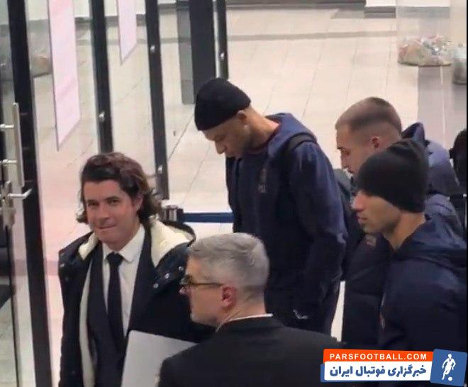 امباپه ؛ چهره ناراحت و سردرگرم امباپه در هنگام سوار شدن به اتوبوس پاری سن ژرمن