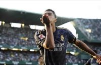 بلینگام و حضور در رختکن بتیس برای اهدای چند دست لباسش به بازیکنان