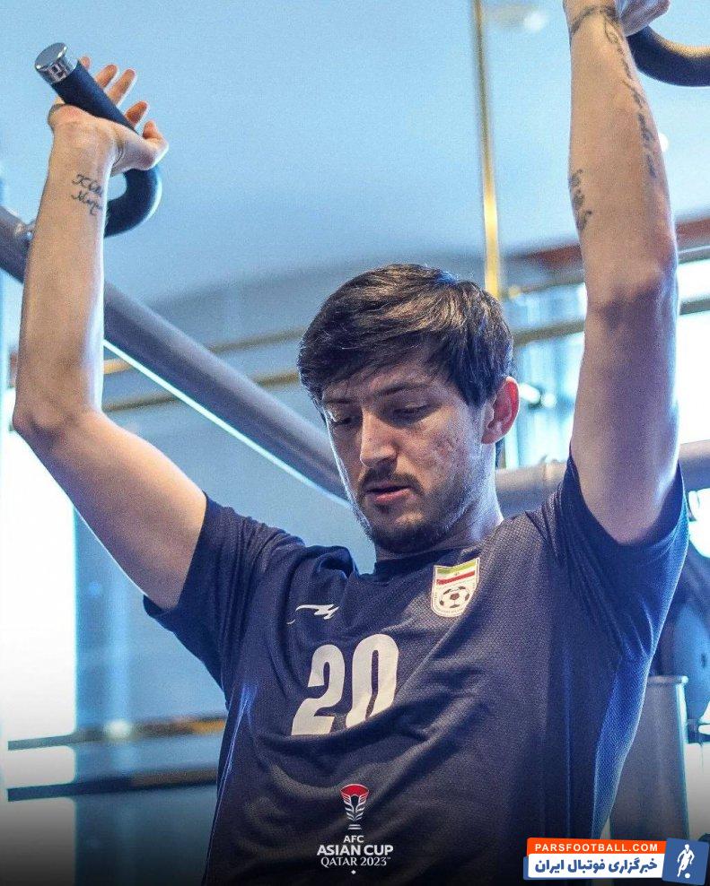 آزمون ؛ سردار آزمون در حال وزنه زدن در تمرین تیم ملی 