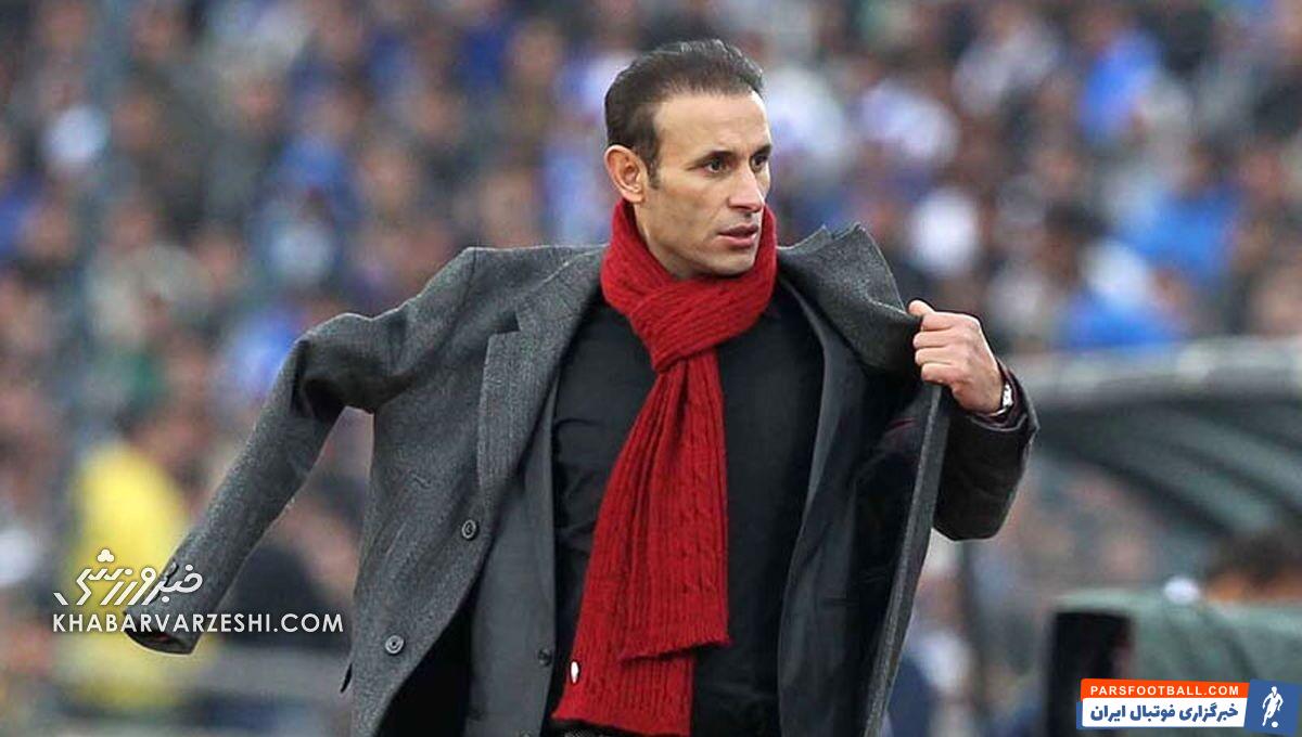 یحیی گل‌محمدی با شال گردن قرمز