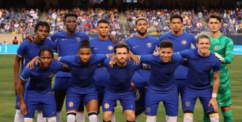 چلسی ؛ مسواک زدن دسته جمعی گروهی برای تبلیغات فیلم آمریکایی Argylle