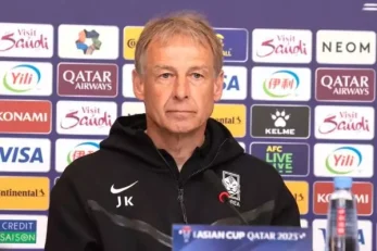 کره جنوبی ؛ خنده های کلینزمن سرمربی کره جنوبی پس از دریافت گل سوم از مالزی