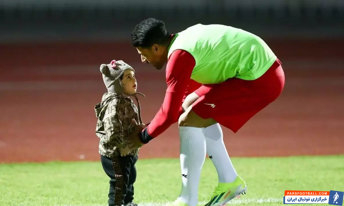تیم ملی ؛ مهدی طارمی با هوادار کودک عکسی به یادگار گرفت