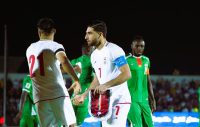تیم ملی ؛ طرحی از آثار سفالی شهر سوخته سیستان در پرچم اهدایی به بورکینافاسو