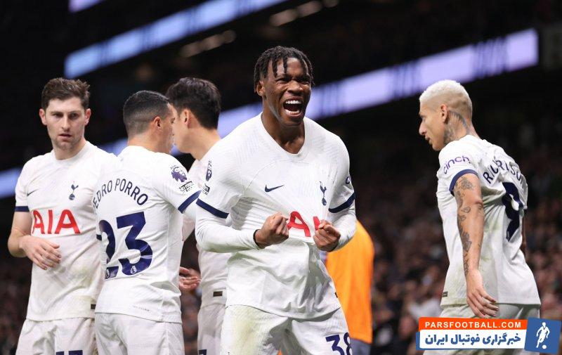 اودوگی ستاره تاتنهام پیراهن و کفشهای امضا شدهاش را به هواداران می دهد