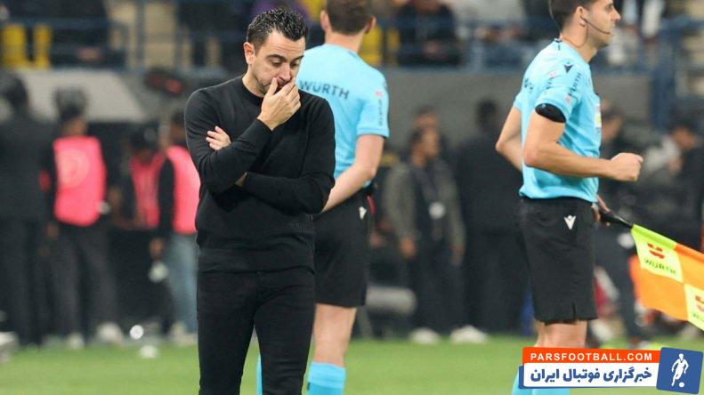 بارسلونا ؛ حضور بی روحیه و بی خیال ژاوی در بین دو نیمه در رختکن بارسلونا