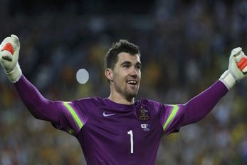 رایان ؛ متئو رایان گلر استرالیا با محافظ صورت و کلاه در دیدار برابر هند