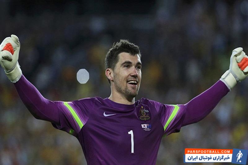 رایان ؛ متئو رایان گلر استرالیا با محافظ صورت و کلاه در دیدار برابر هند