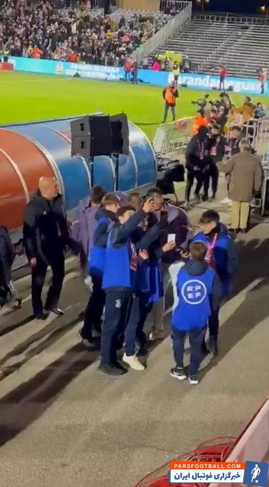 رئال مادرید ؛ هجوم توپ جمع کن ها برای عکس یادگاری گرفتن با بلینگام