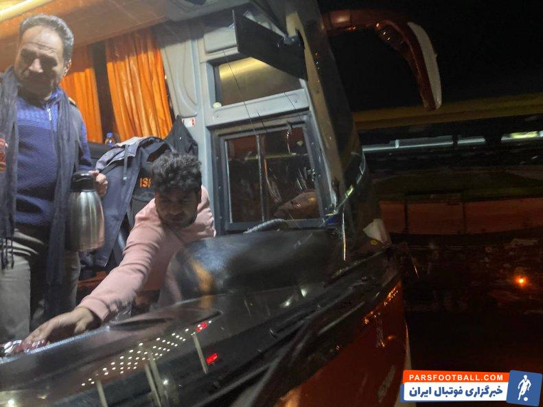 سپاهان ؛ شکسته شدن شیشه اتوبوس باشگاه سپاهان با سنگ پرانی هواداران شمس آذر 