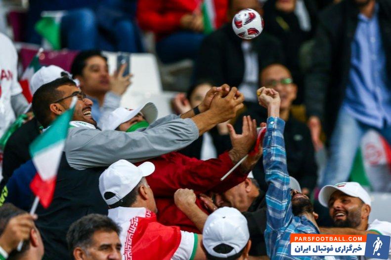 ایران ؛ پرتاب توپهای نمادین جامملتها از سوی بازیکنان تیم ملی به سوی تماشاگران