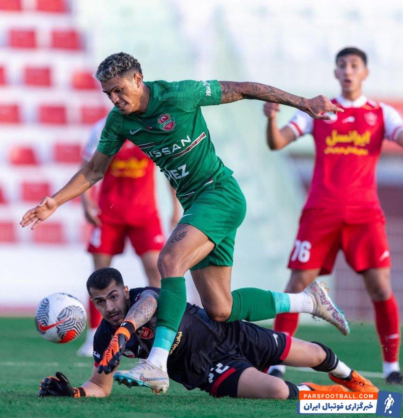 پرسپولیس ؛ بهت سهیل صحرایی بازیکن جوان پرسپولیس پس از دریافت گل پنجم
