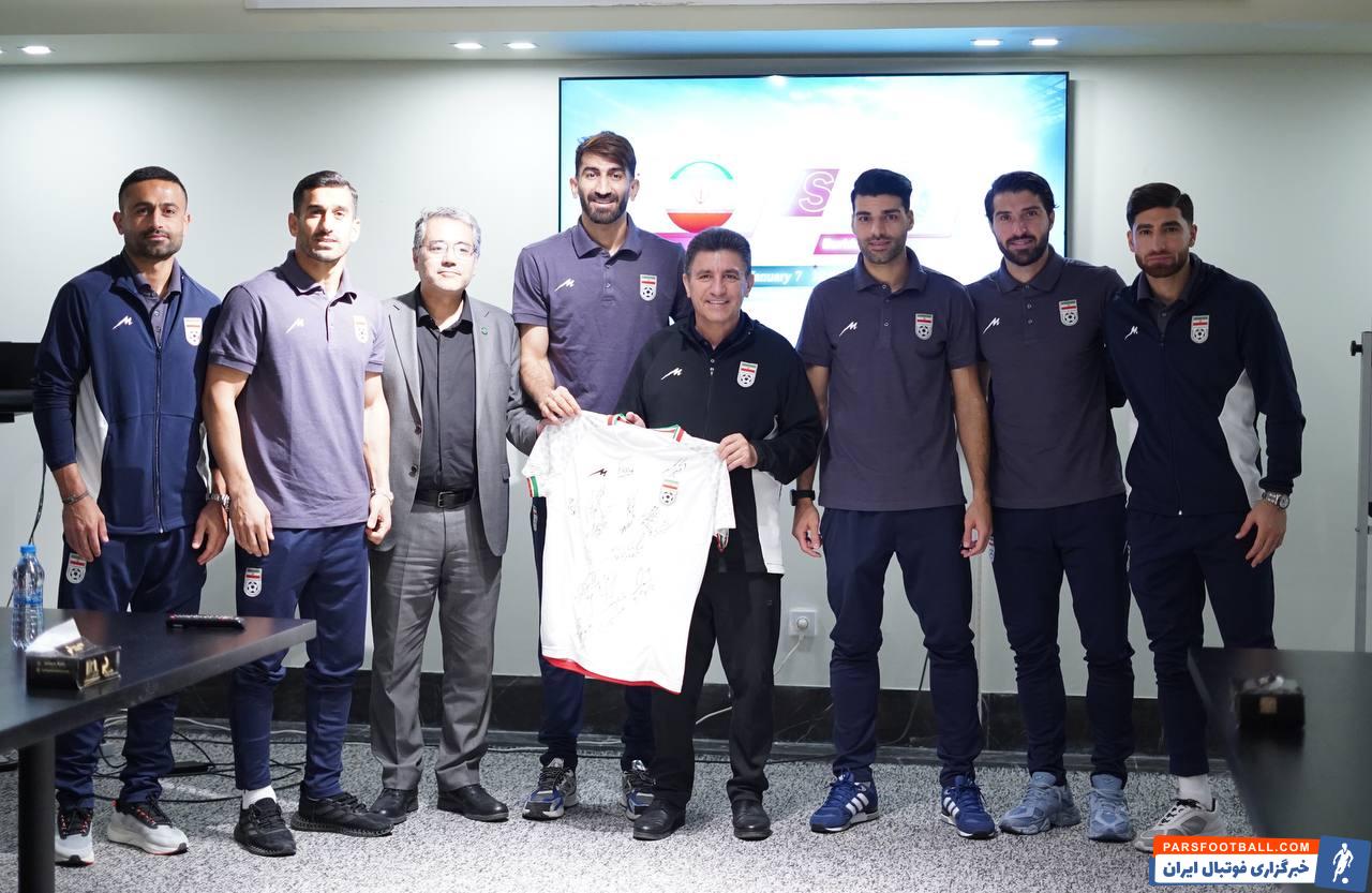 تیم ملی ؛ هدیه دادن پیراهن تیم ملی از سوی امیر قلعه نویی به مسئولان منطقه آزاد کیش