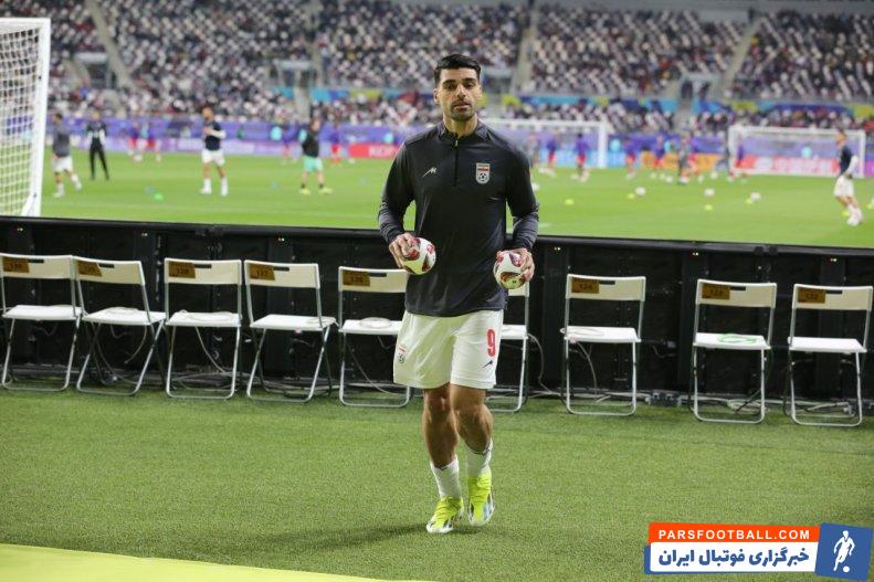 ایران ؛ پرتاب توپ‌های نمادین جام‌ملت‌ها از سوی بازیکنان تیم ملی به سوی تماشاگران