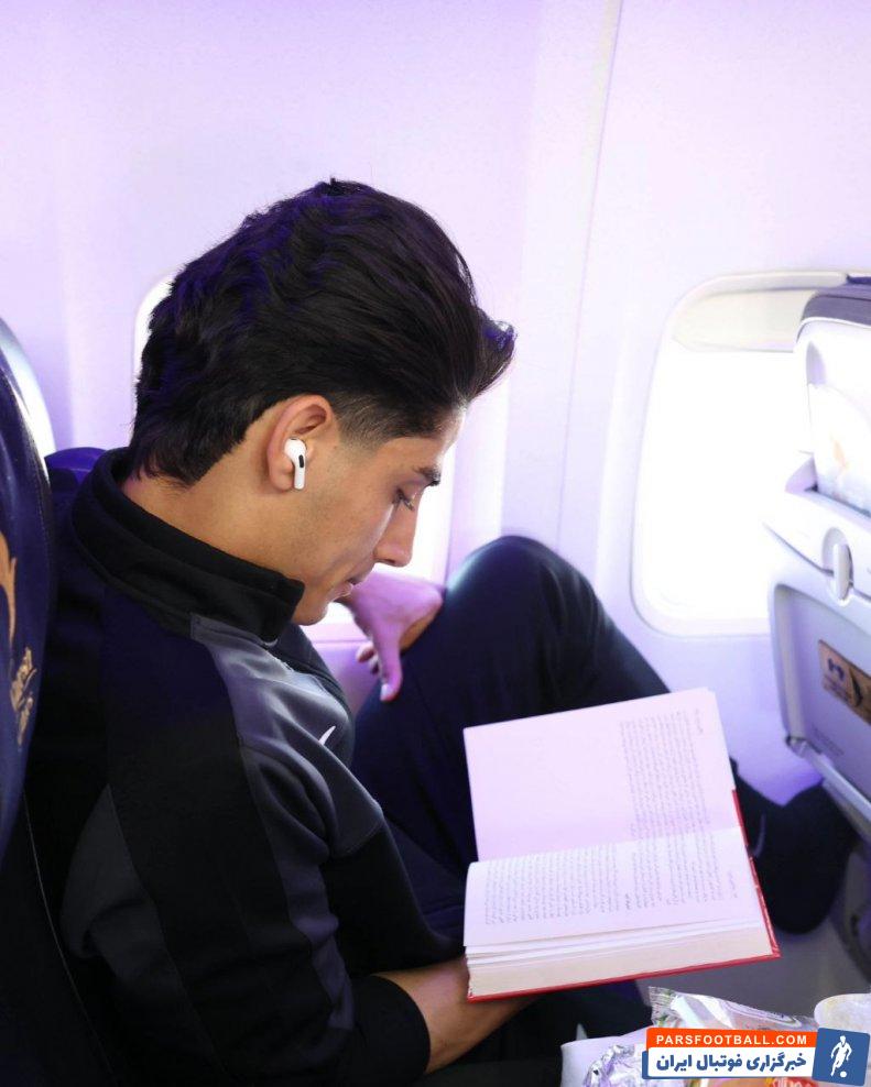 محمد جواد حسیننژاد بازیکن جوان سپاهان در حال خواندن کتاب