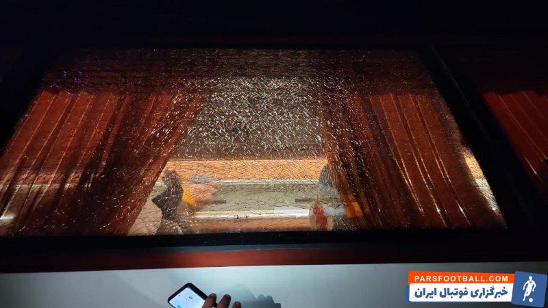 سپاهان ؛ شکسته شدن شیشه اتوبوس باشگاه سپاهان با سنگ پرانی هواداران شمس آذر 